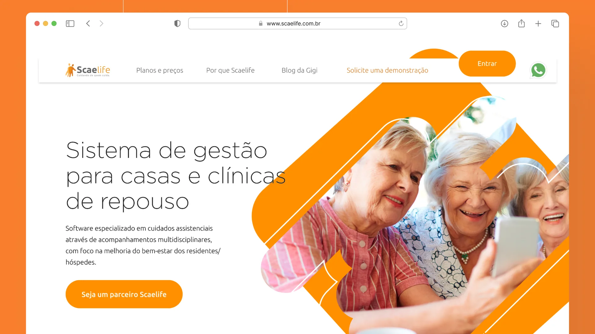 Site da Scaelife aberto no navegador, com o título Sistema de gestão para casas e clínicas de repouso e três idosas sorrindo para um celular.